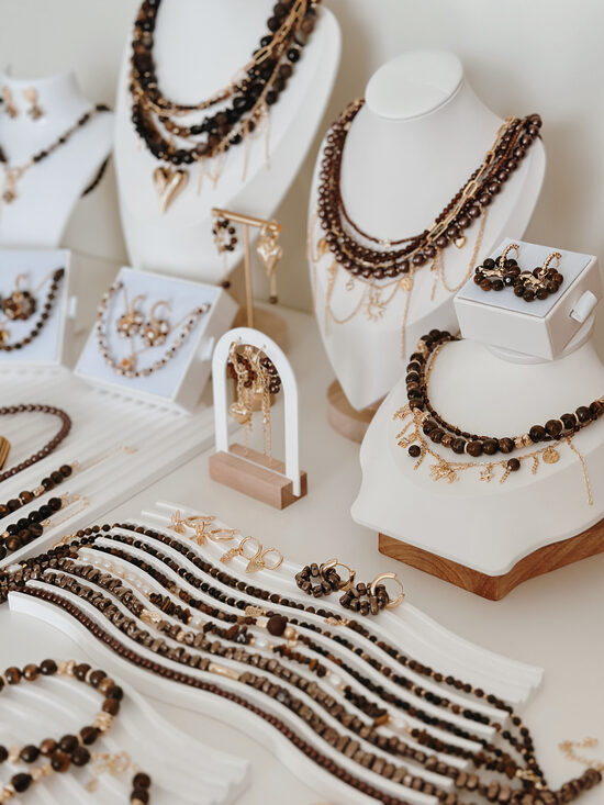 KOLEKCIJA NO BRŪNO TOŅU AKMEŅIEM