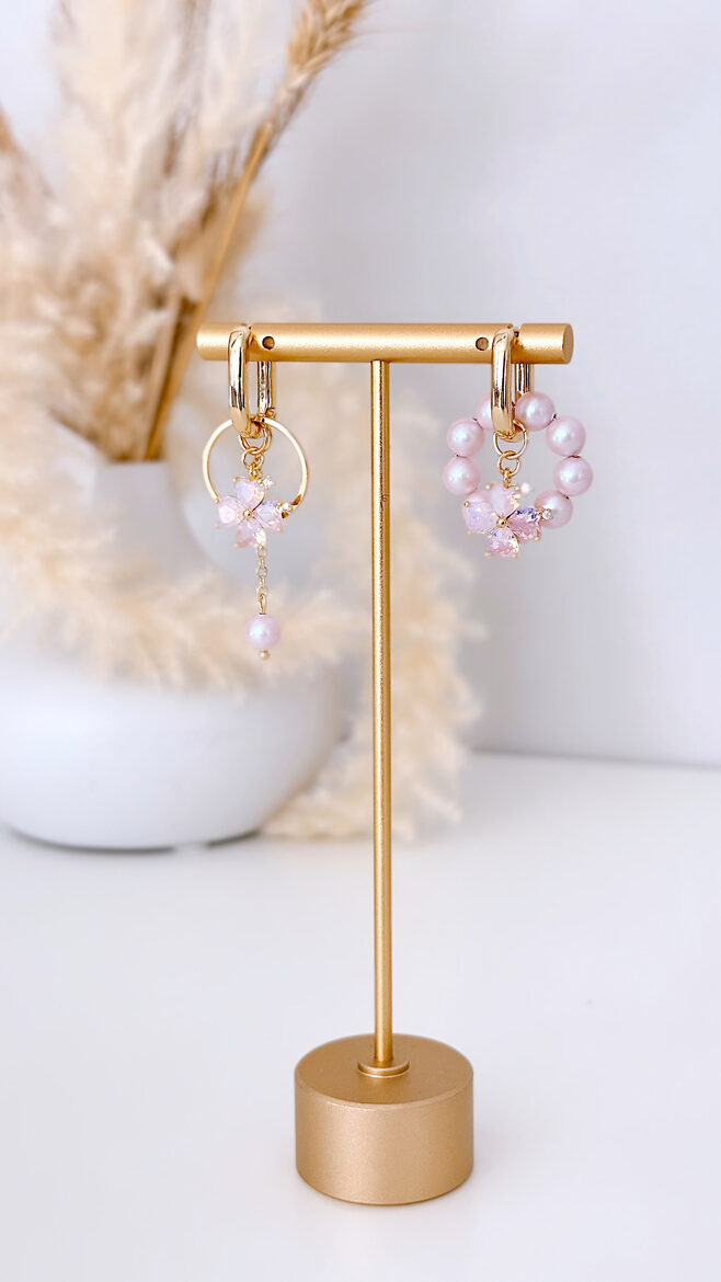 Maigi pūderrozā auskari ar swarovski pērlēm un četrlapas kuloniem