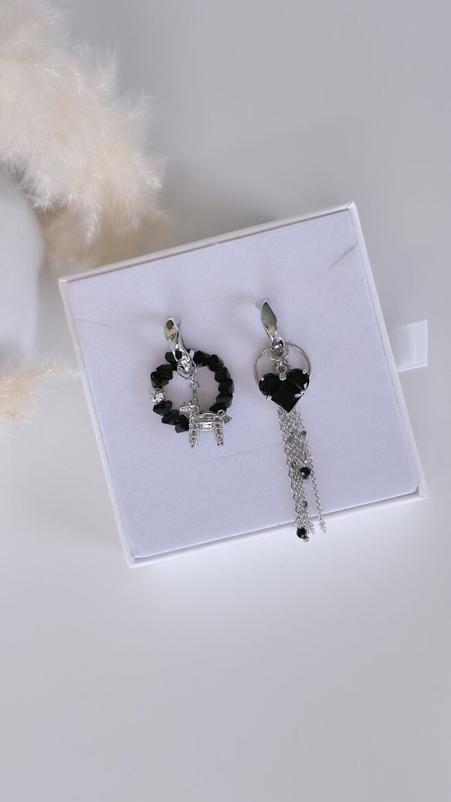 TROJAS ZIRGS auskari ar melnu sirdi (sudraba)