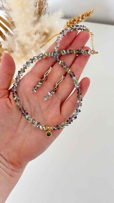 Kompleks ar stikla akmentiņiem un haki actiņas kulonu.