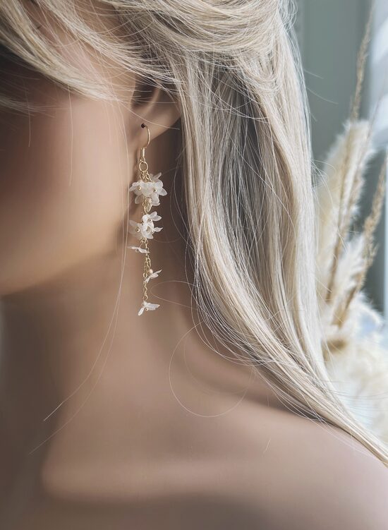 Smalko ziediņu auskari. Gaiši bēšs. (Rokudarbs)