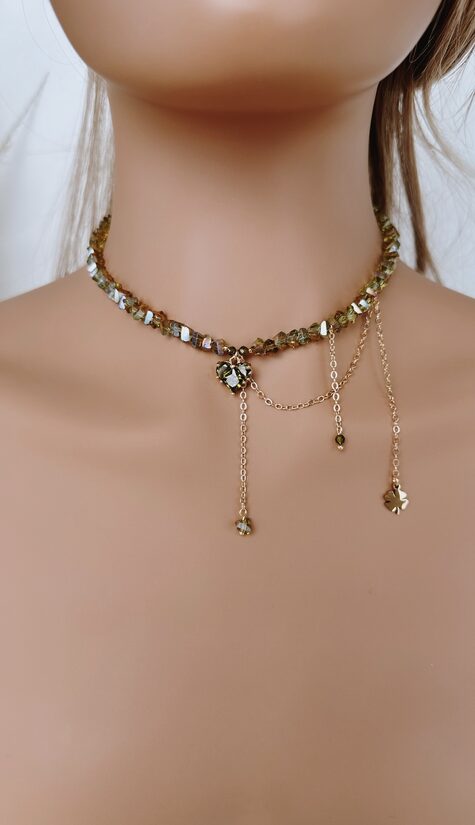 Čokeris ar sirds kulonu un ķēdīti. Haki.