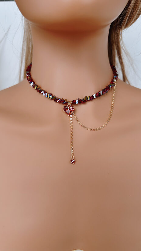 Čokeris ar Sirds kulonu un ķēdīti.