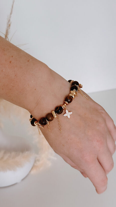 Rokassprādze no brūniem tīģeracs ahāta akmeņiem un kuloniem.