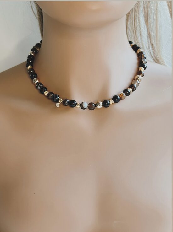 Kaklarota ar Coffee Strip Ahāta akameņiem un zelta starplikām