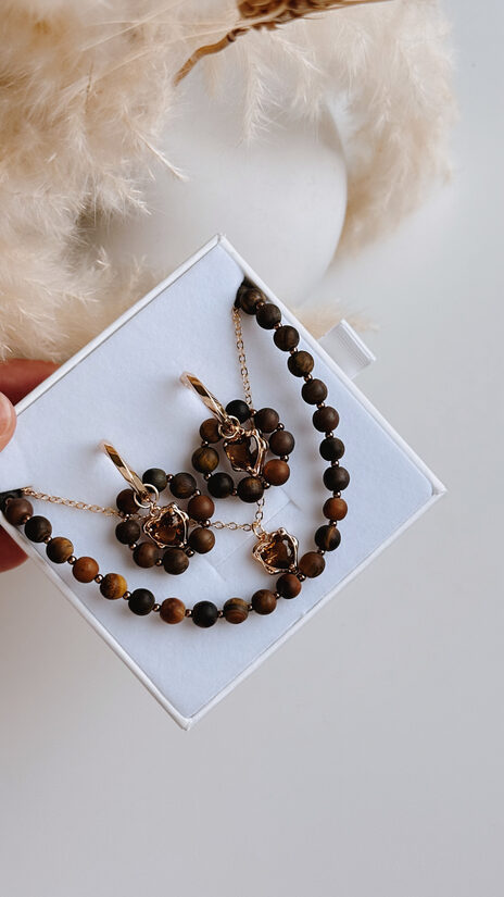 Komplekts ar matētiem brūniem Tīģeracs akmeņiem