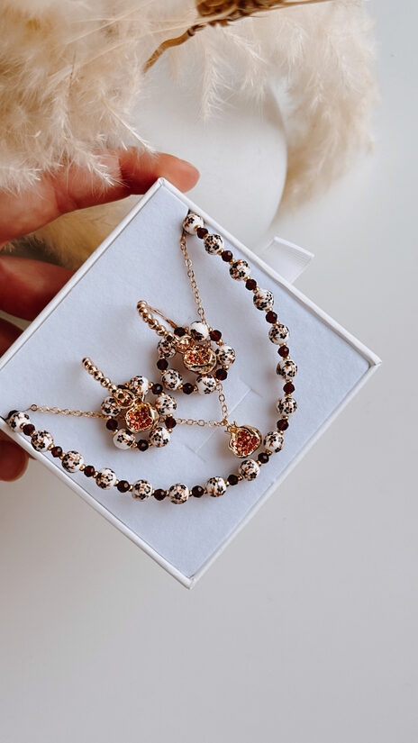 Keramikas porcelāna raksta komplekts ar brūniem ziediņiem