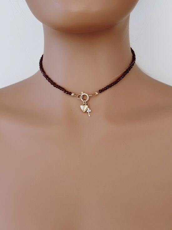 Čokeris ar Sirds un atlsēdziņas kuloniem. Sarkans