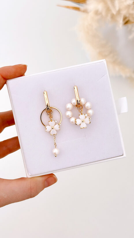 Balti swarovski pēļu auskari ar četrlapas kuloniem