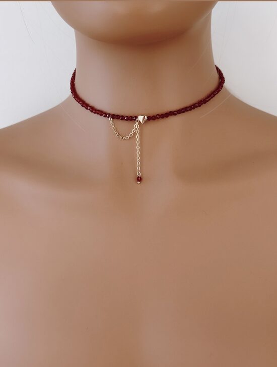 Čokeris ar sirdi un ķēdīti. Sarkana