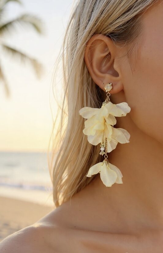 Ziedu formas gaiši dzeltensi auskari