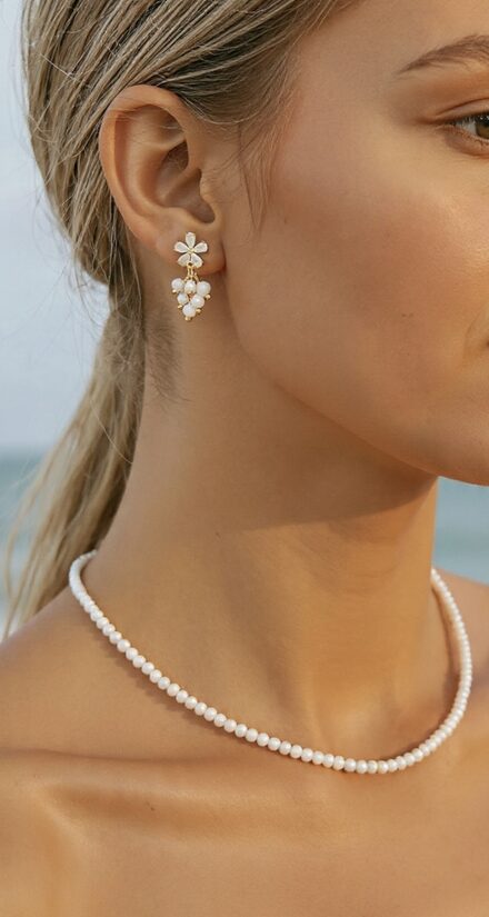 Čokeris ar maziem stikla akmentiņiem. Maigi piena bēšā tonī ar hameliona spīdumu