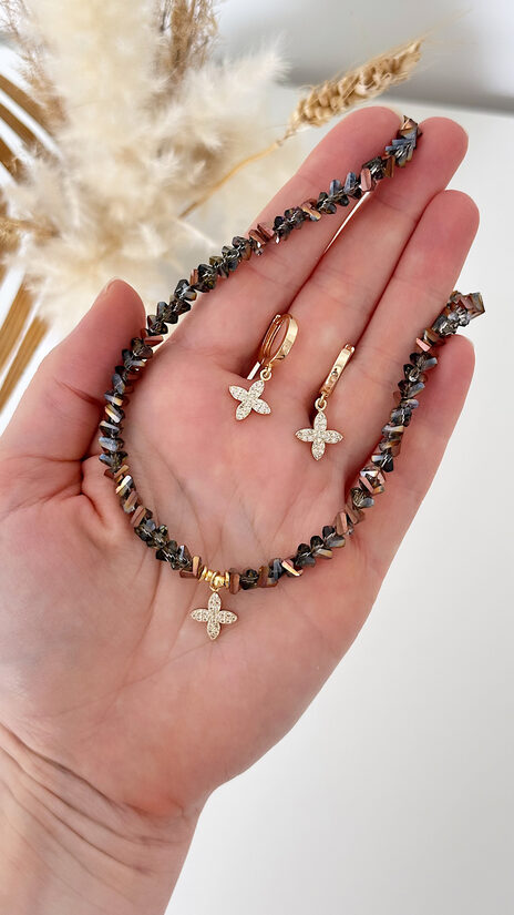 Komplekts no brūniem stikliņiem un četrlapas kuloniem