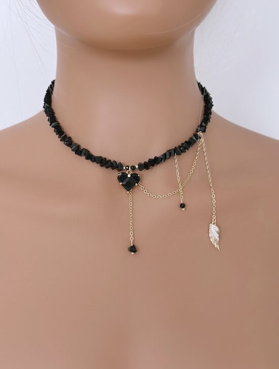 Čokeris ar sirds un spalvas kuloniem. Melna