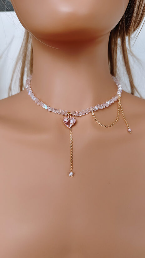 Čokeris ar sirds kulonu un ķēdīti. Rozā