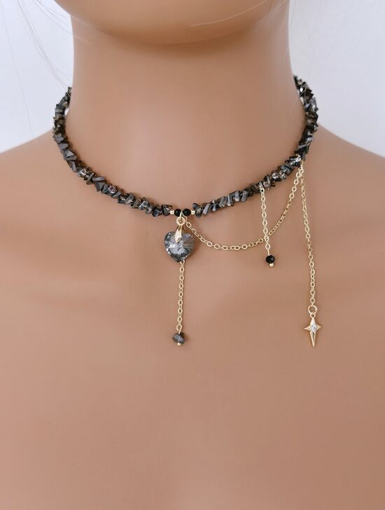 Čokeris ar sirds un nakts zvaignes kulonu. Tumši pelēks ar zelta atspīdumu.