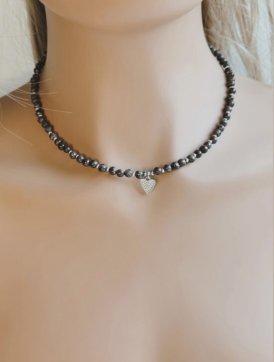 Čokeris ar alabastera brūniem akmentiņiem un sirds kulonu. Sudraba