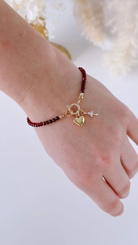 Rokassprādze ar sirds un atslēdziņas kulonu. Sarkana.