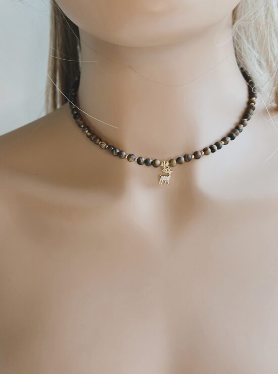 Čokeris Ziemeļbriedis ar Tīģeracs akmeņiem