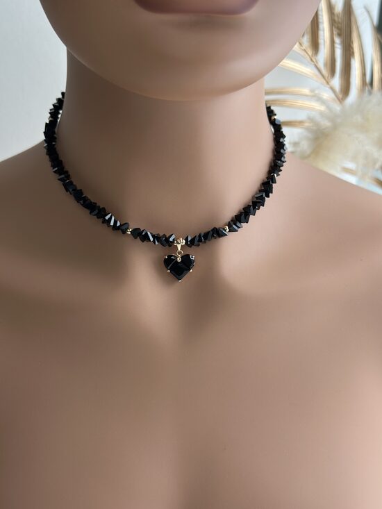 Melns Čokeris ar stikla akmentiņiem un sirds kulonu