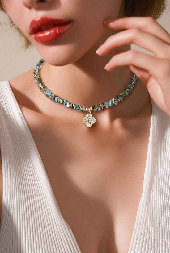 Stikla Čokeris (tirkīza atspīdums) Četrlapas kulons