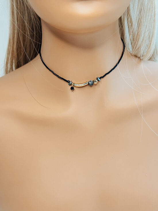 Smalks čokeris ar matētām pērlītēm un dažādiem elementiem priekšā