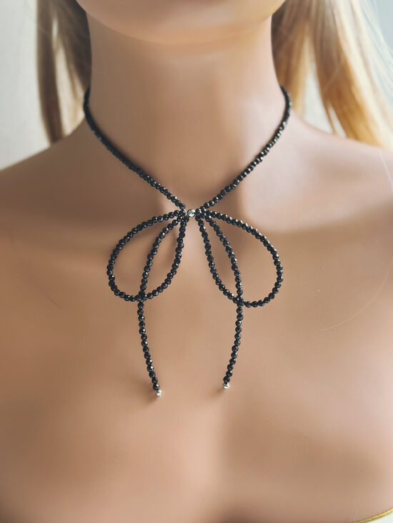 Bantes čokeris Melns (sudraba)