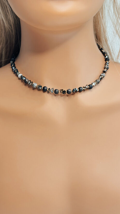 Čokeris ar ahāta un stikla akmentiņiem