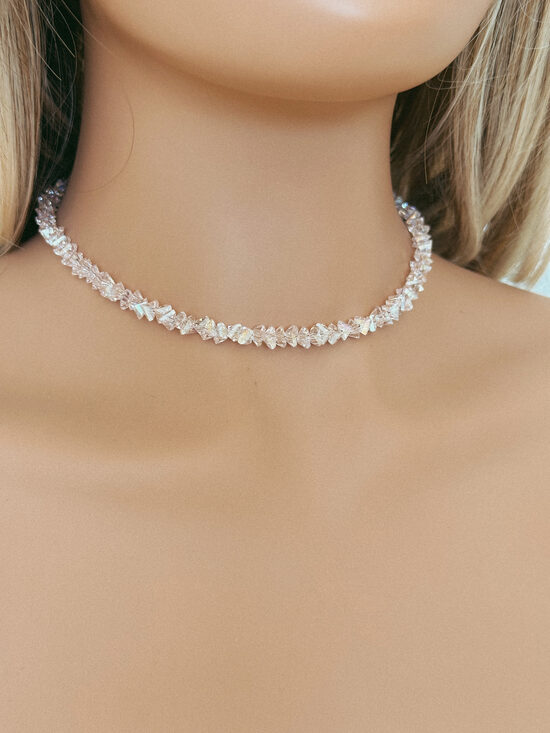 Čokeris ar stikla akmentiņiem (laša krāsā)