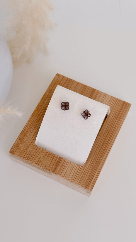 Violetas cirkona nagliņas