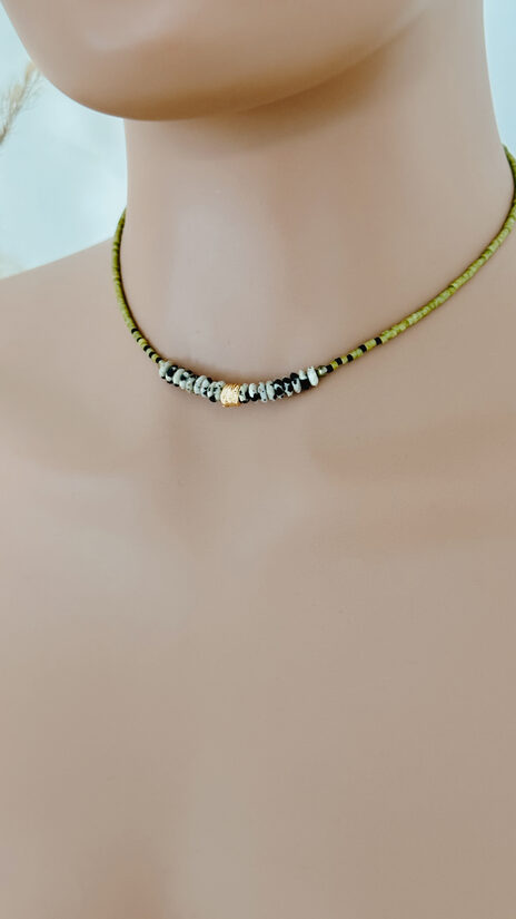 Čokeris ar Dalmāciešu Jašmu un haki cirkoniem