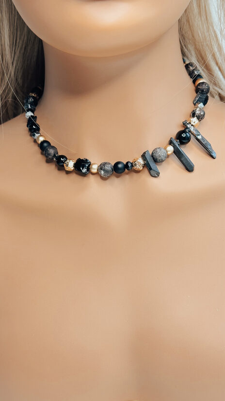 Kaklarota ar dažādu dabīgo akmeņu sajaukumu