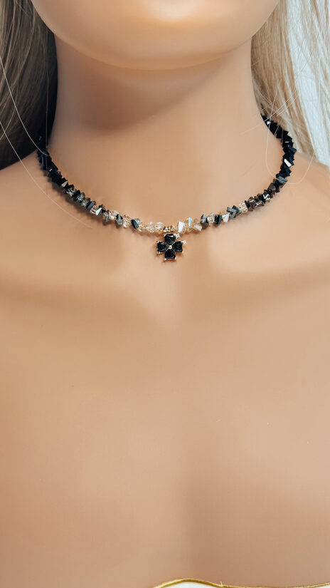 Stikla pērlītes ar puķes kulonu