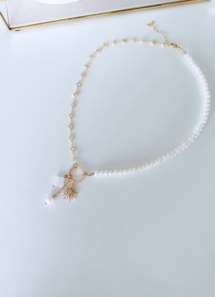 Kaklarota ar dabīgajām pērlēm un Saules Četrlapas kuloniem