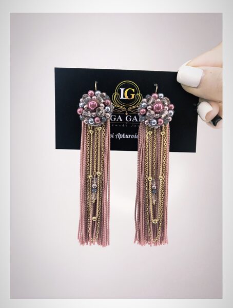 Tumši vecrozā ar pelēku bārkstis un ķēdītes