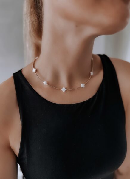 Čokeris ar zelta pērlītēm un baltam Shell formām