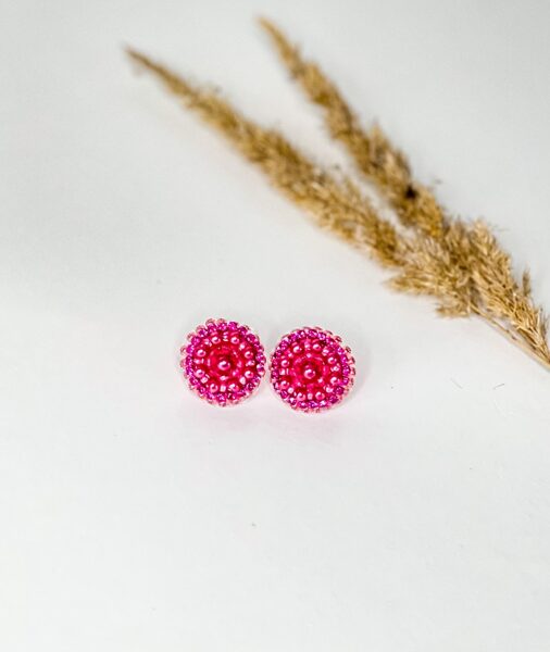 Rozā podziņu auskari uz nagliņas