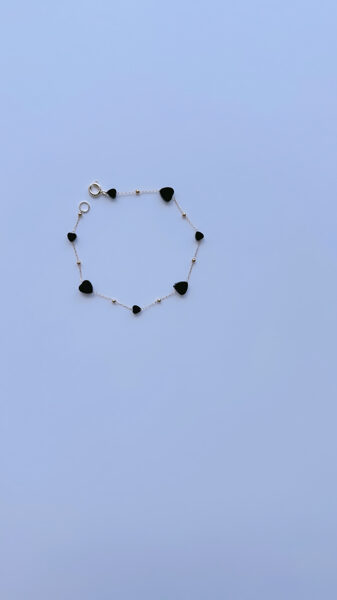 Melna sirds formu pavedienu ķēdīte