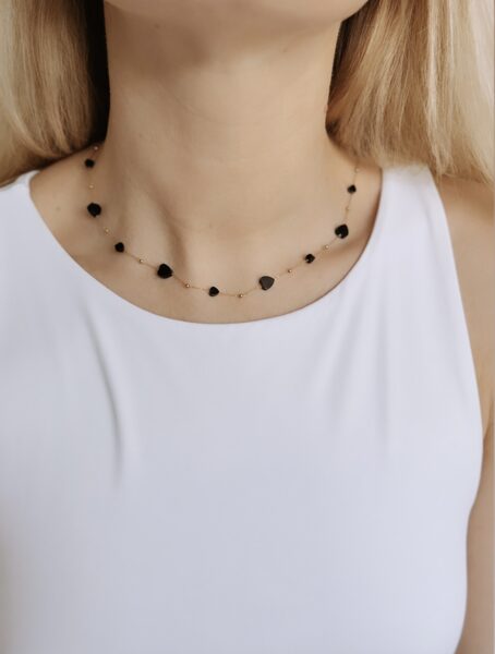Kakla ķēdīte ar melniem sirds elementiem