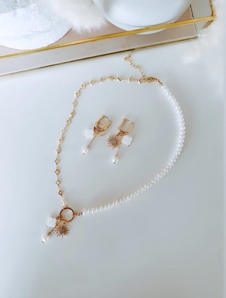 Rotu komplekts no dabīgajām pērlēm un kuloniem