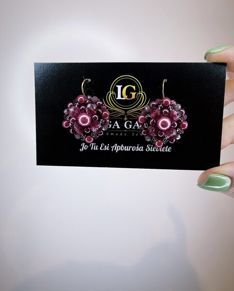 Aveņu podziņu auskari uz āķīša