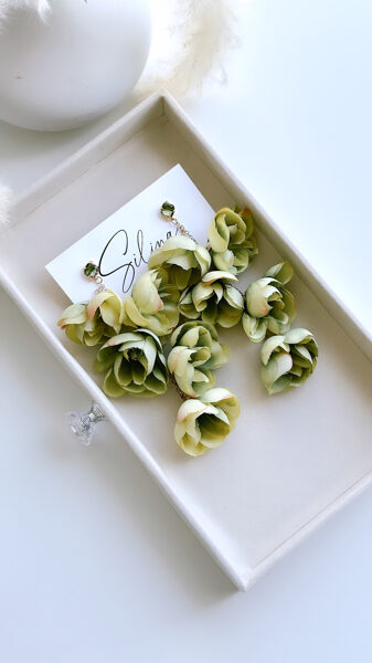 Zaļganos toņos Peoniju auskari