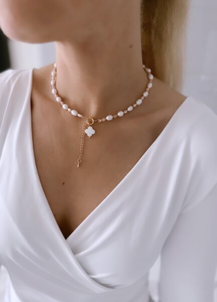 Čokeris ar dabīgajām pērlēm un četrlapas kulonu. Maigi rozā