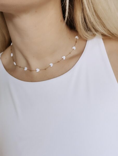 Kakla ķēdīte ar baltiem sirds pavedieniem