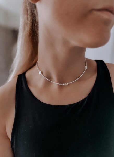 Čokeris Balts ar Shell Četrlapas formām un citiem elementiem