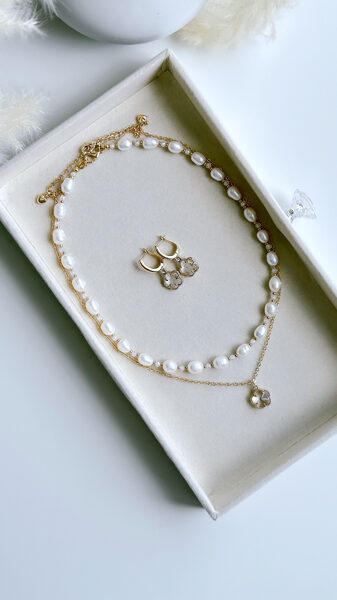 Caurspīdīga Puķes kulona komplekts