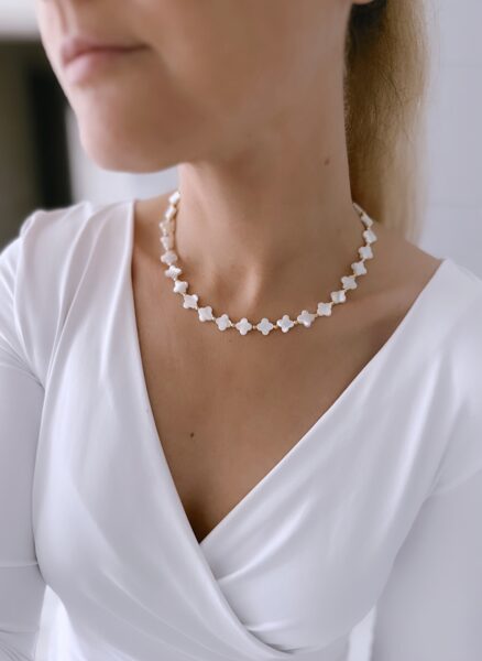 Četrlapas baltas formas čokeris