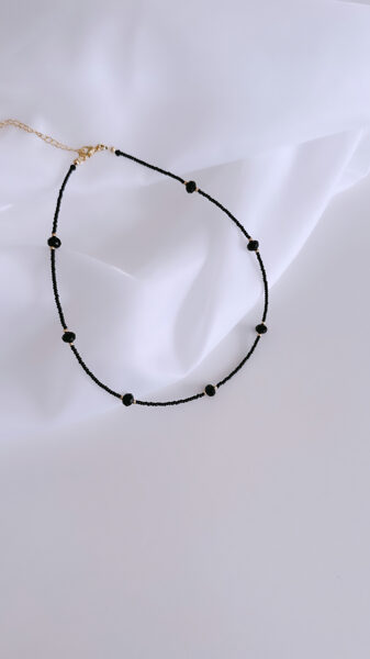 Melns pērlīšu čokeris ar zelta akcentiem