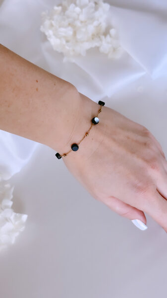 Melna stikla pavedienu ķēdīte