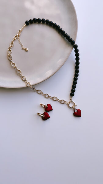 Rotu komplekts Melnās Oniksa pērles ar sarkaniem Sirds kuloniem